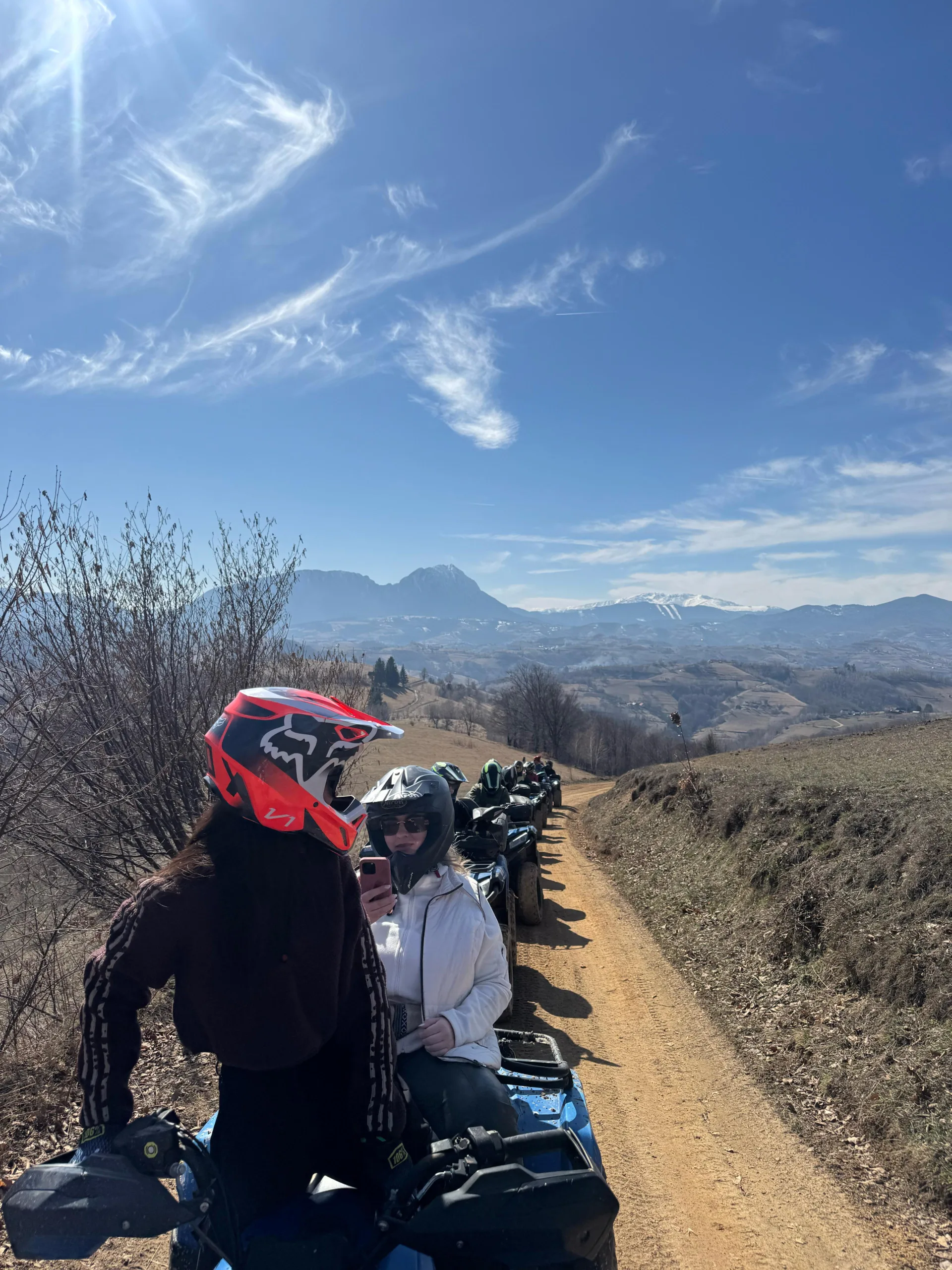Girls Ride Out | Hai în taberele Girls Ride Out din Brașov: enduro pentru femei, natură, libertate, cazare premium și experiențe care îți resetează mintea și corpul.