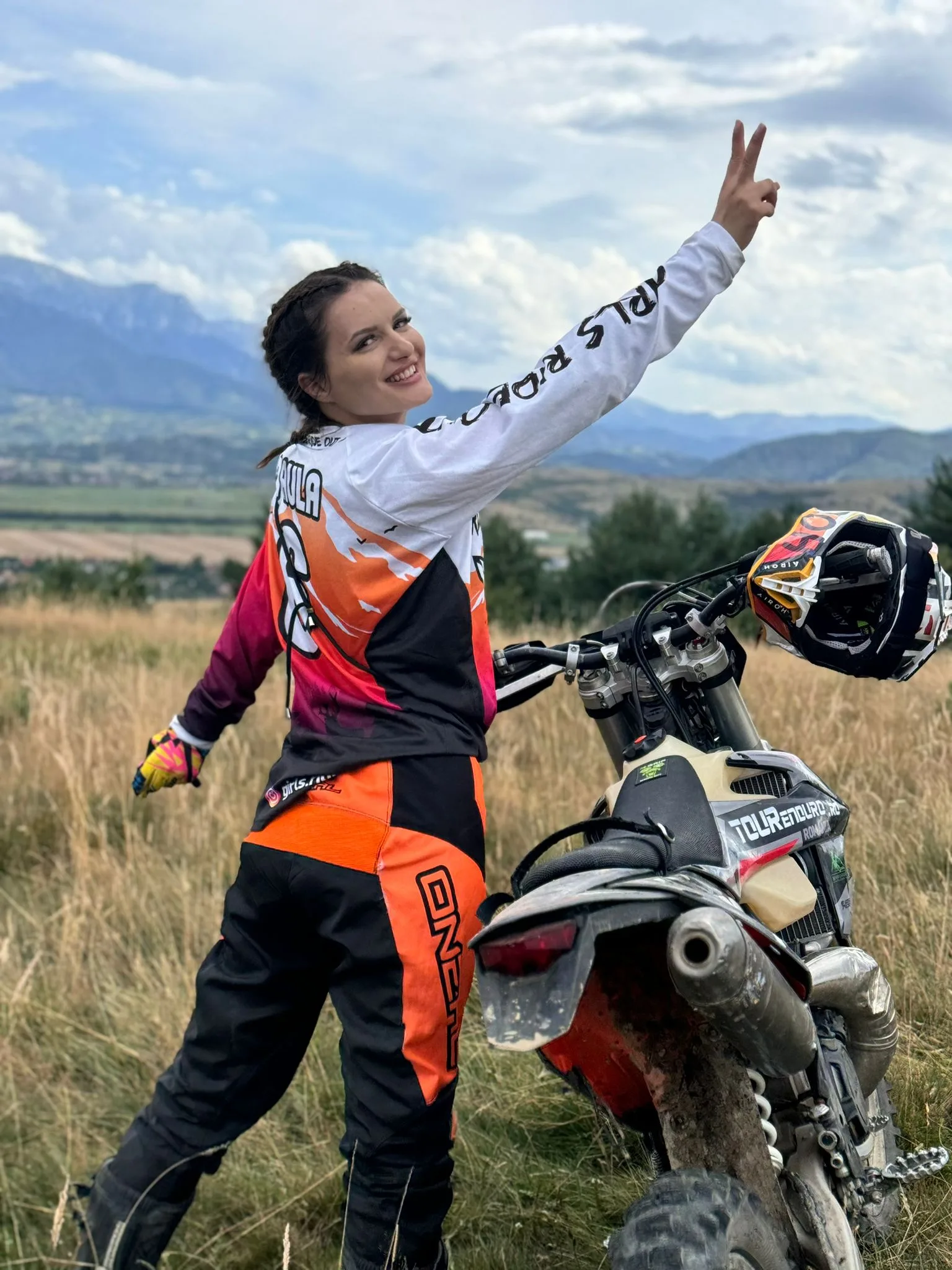 Girls Ride Out | Hai în taberele Girls Ride Out din Brașov: enduro pentru femei, natură, libertate, cazare premium și experiențe care îți resetează mintea și corpul.