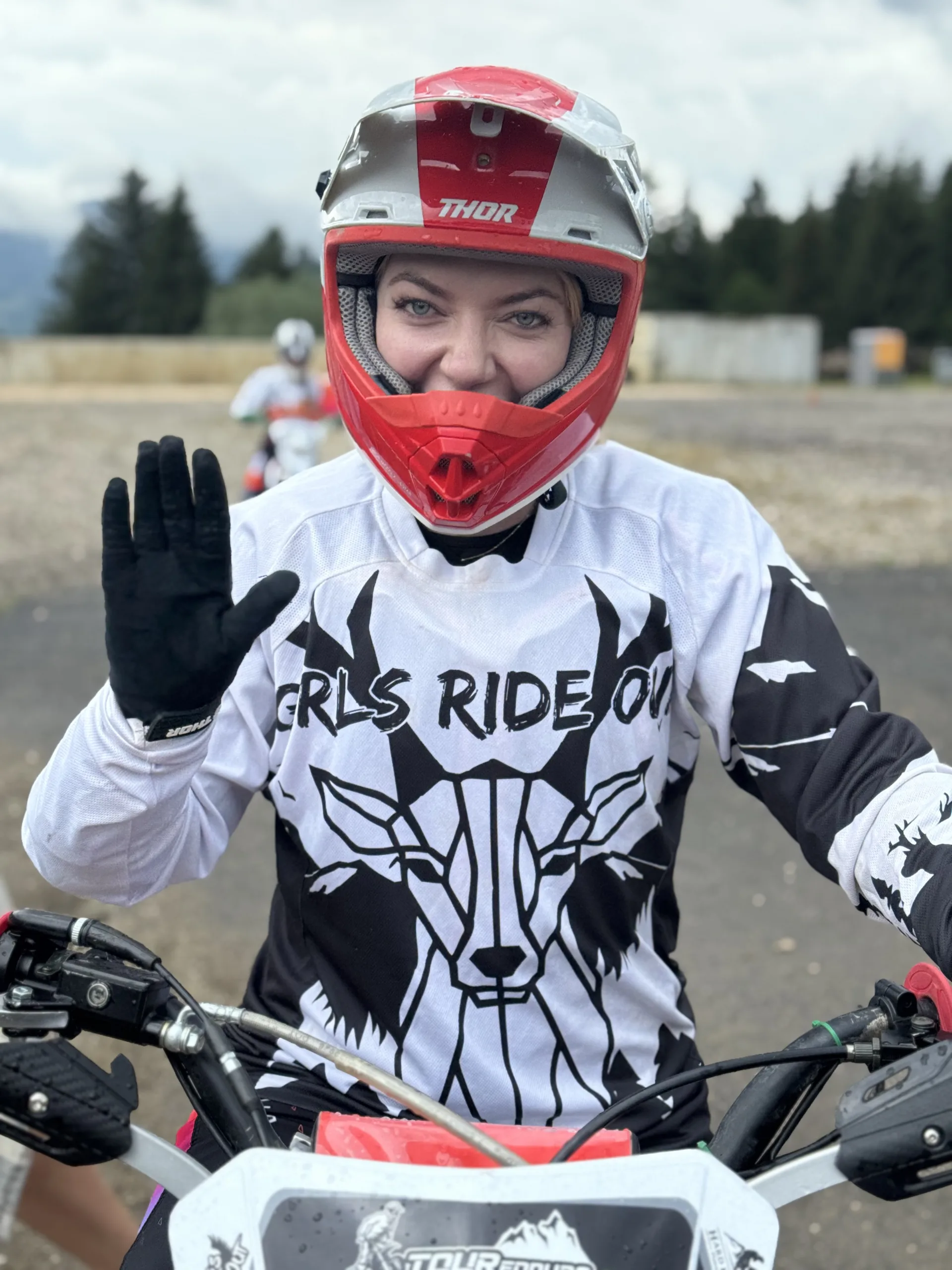 Girls Ride Out | Hai în taberele Girls Ride Out din Brașov: enduro pentru femei, natură, libertate, cazare premium și experiențe care îți resetează mintea și corpul.