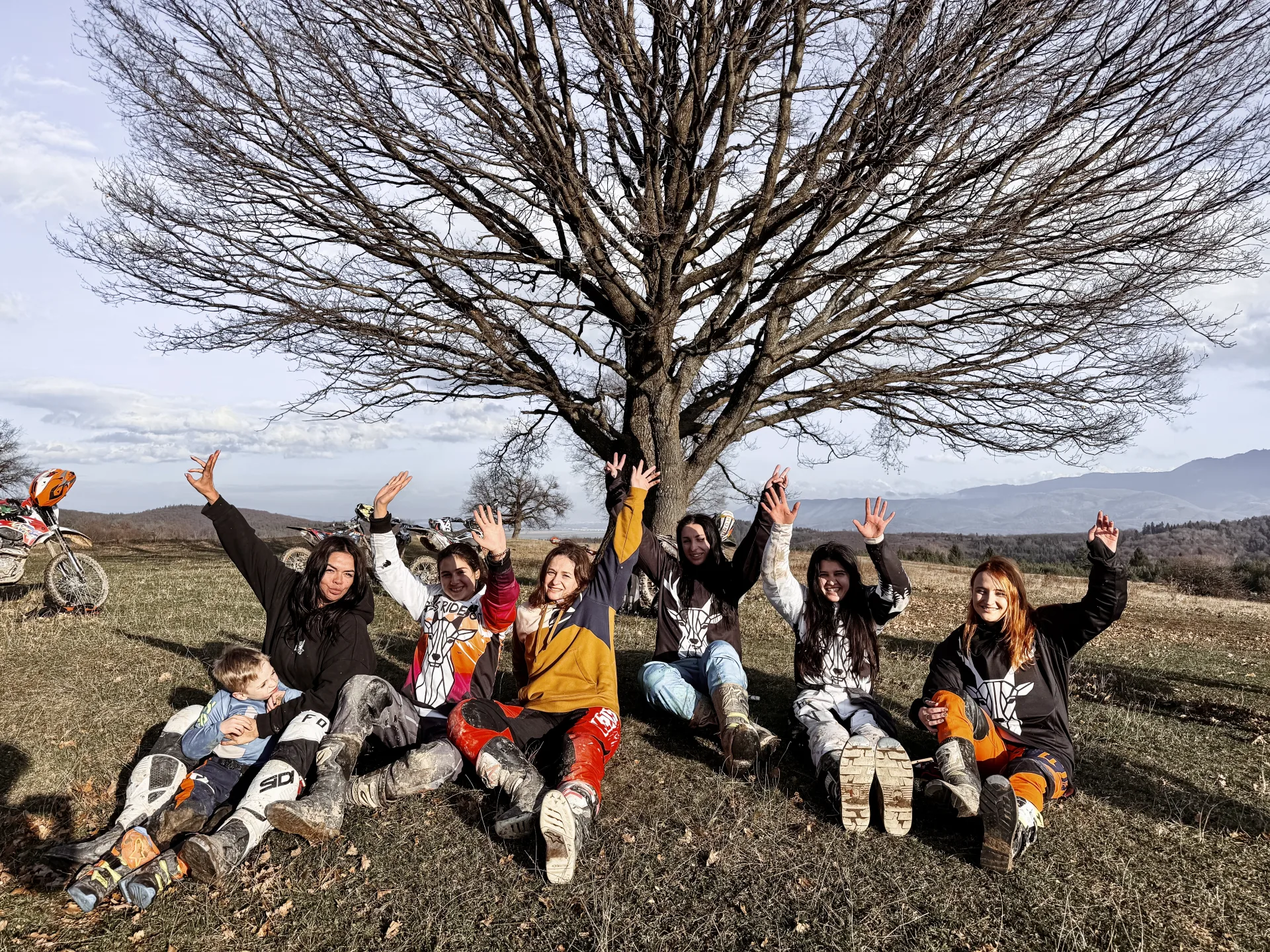 Girls Ride Out | Hai în taberele Girls Ride Out din Brașov: enduro pentru femei, natură, libertate, cazare premium și experiențe care îți resetează mintea și corpul.