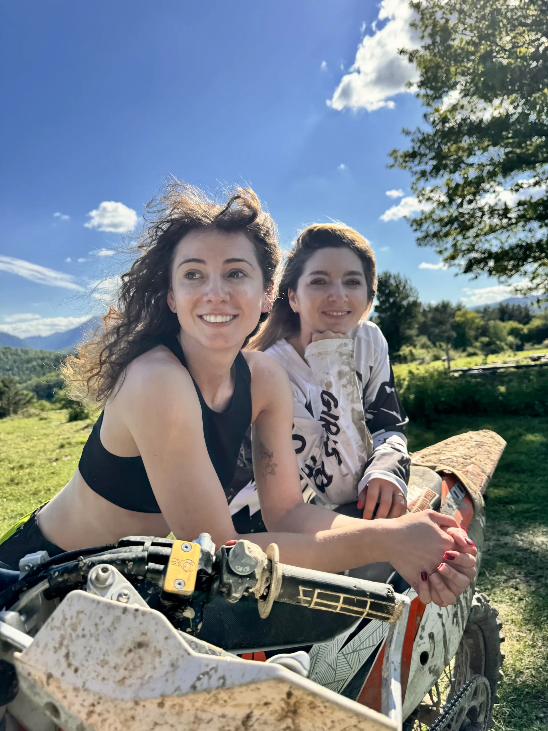 Girls Ride Out | Hai în taberele Girls Ride Out din Brașov: enduro pentru femei, natură, libertate, cazare premium și experiențe care îți resetează mintea și corpul.
