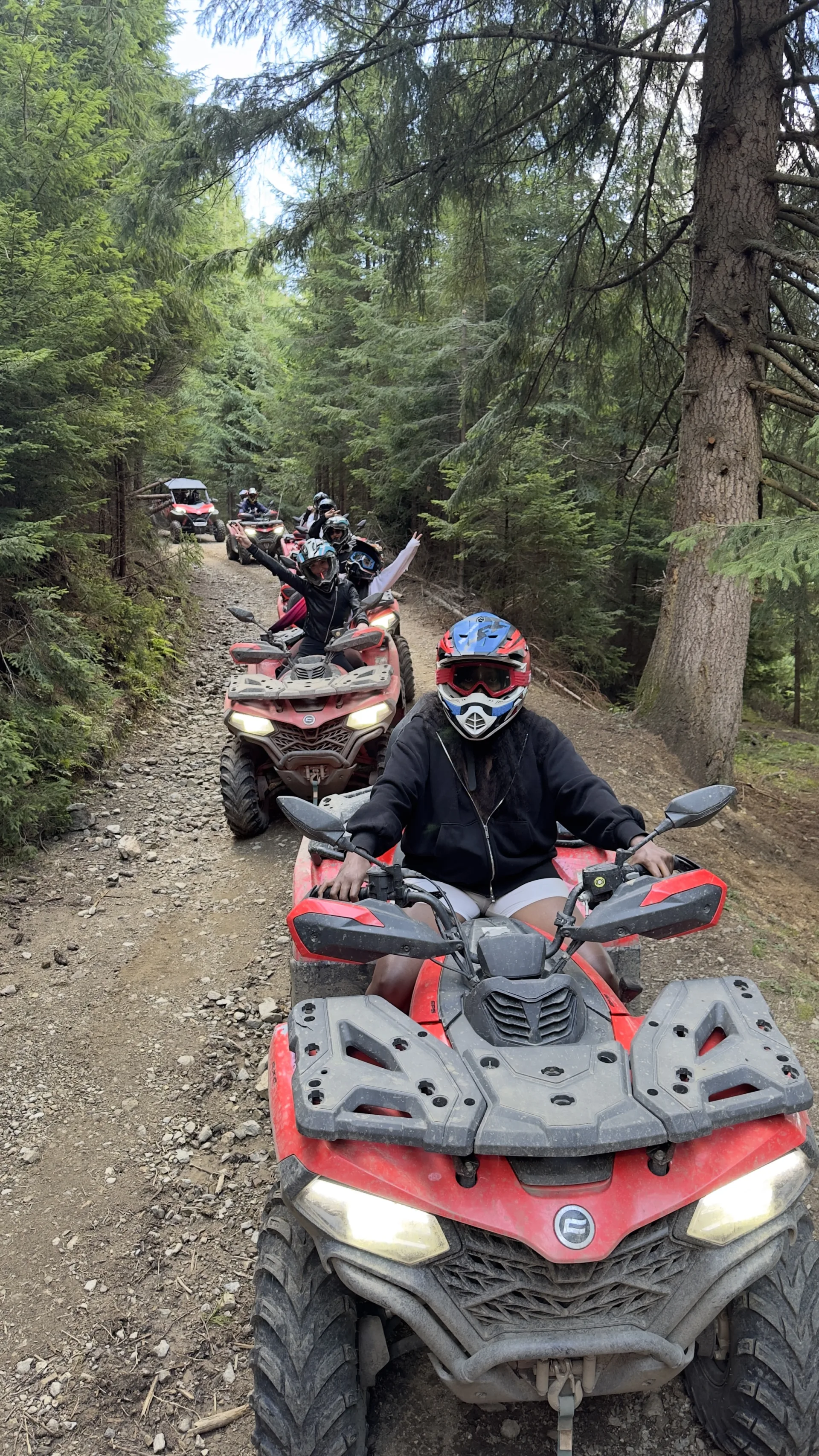 Girls Ride Out | Hai în taberele Girls Ride Out din Brașov: enduro pentru femei, natură, libertate, cazare premium și experiențe care îți resetează mintea și corpul.