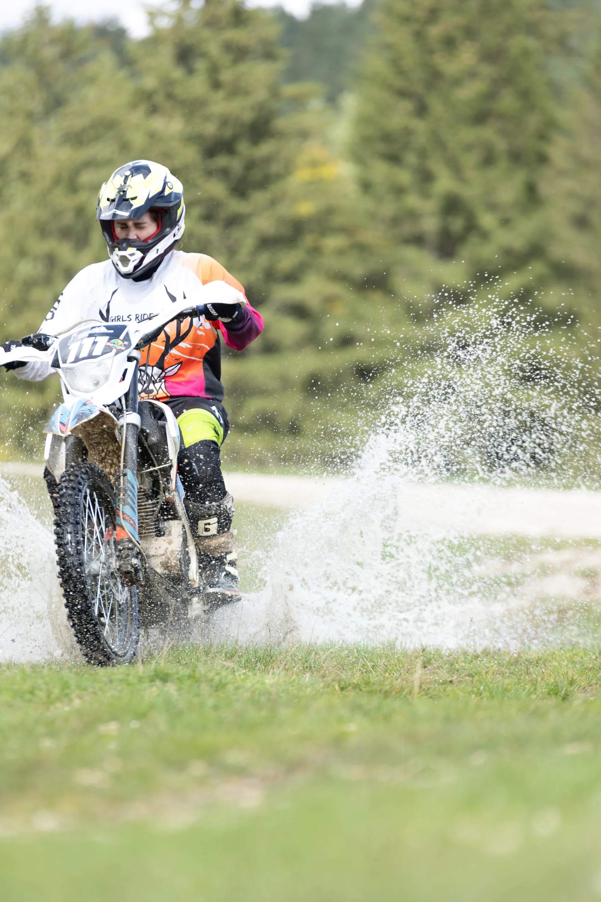 Girls Ride Out | Hai în taberele Girls Ride Out din Brașov: enduro pentru femei, natură, libertate, cazare premium și experiențe care îți resetează mintea și corpul.