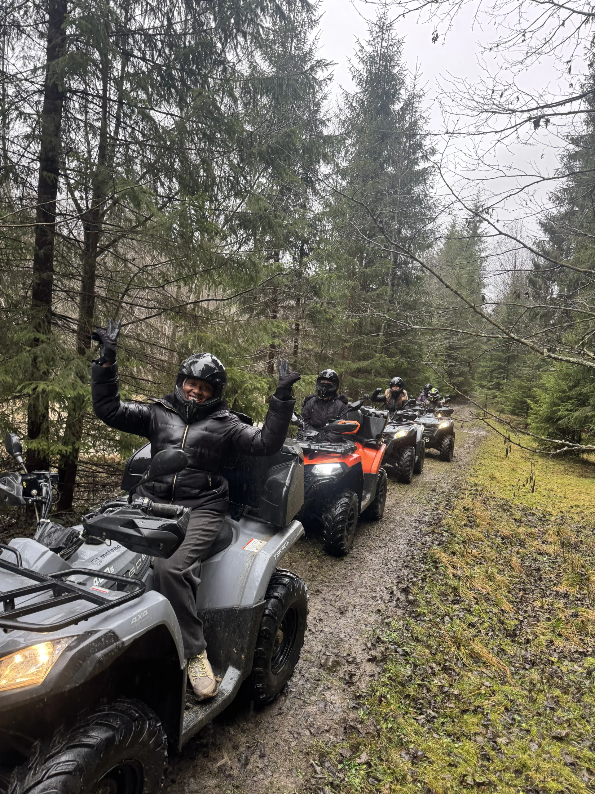 Girls Ride Out | Hai în taberele Girls Ride Out din Brașov: enduro pentru femei, natură, libertate, cazare premium și experiențe care îți resetează mintea și corpul.