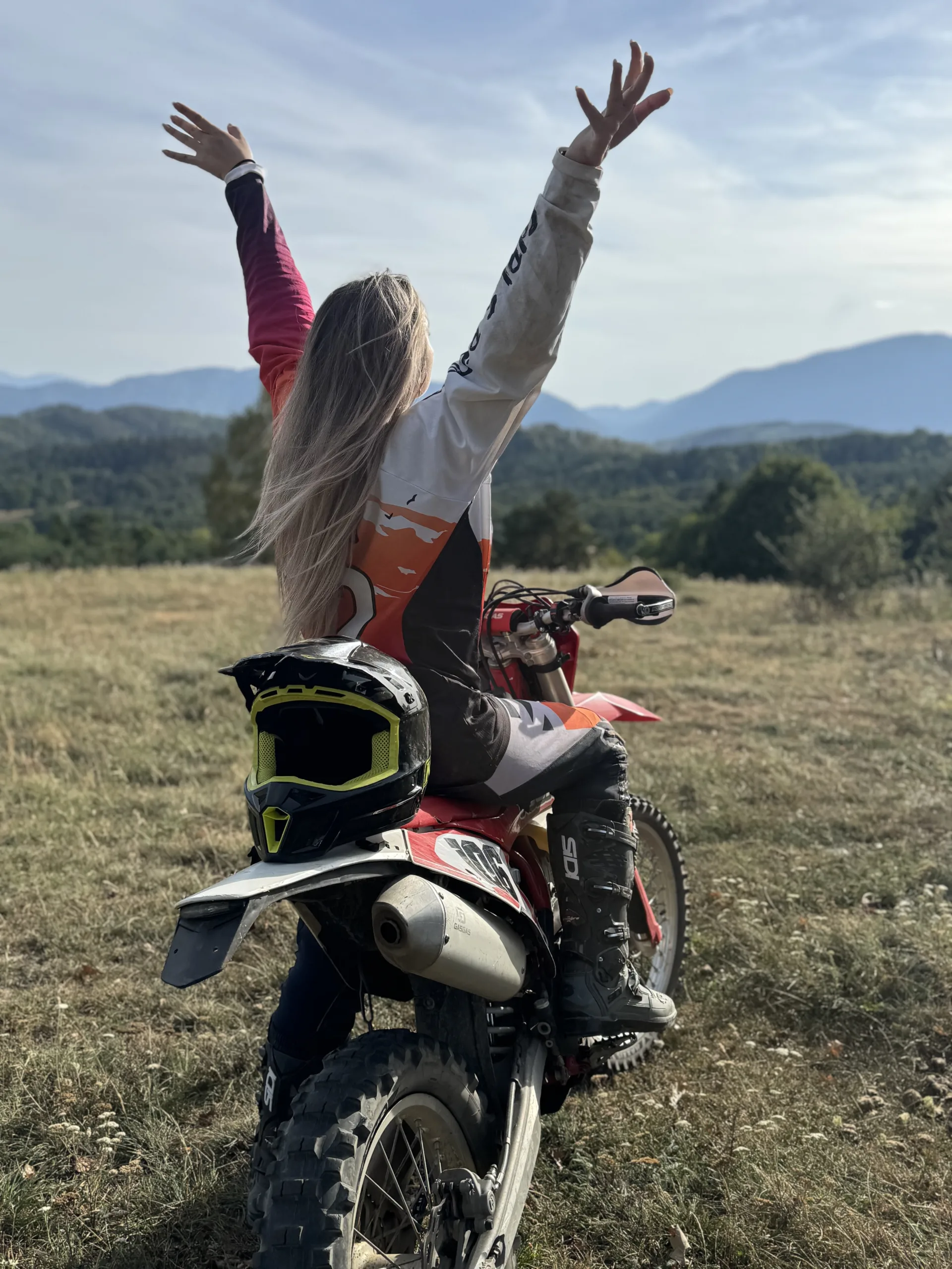 Girls Ride Out | Hai în taberele Girls Ride Out din Brașov: enduro pentru femei, natură, libertate, cazare premium și experiențe care îți resetează mintea și corpul.