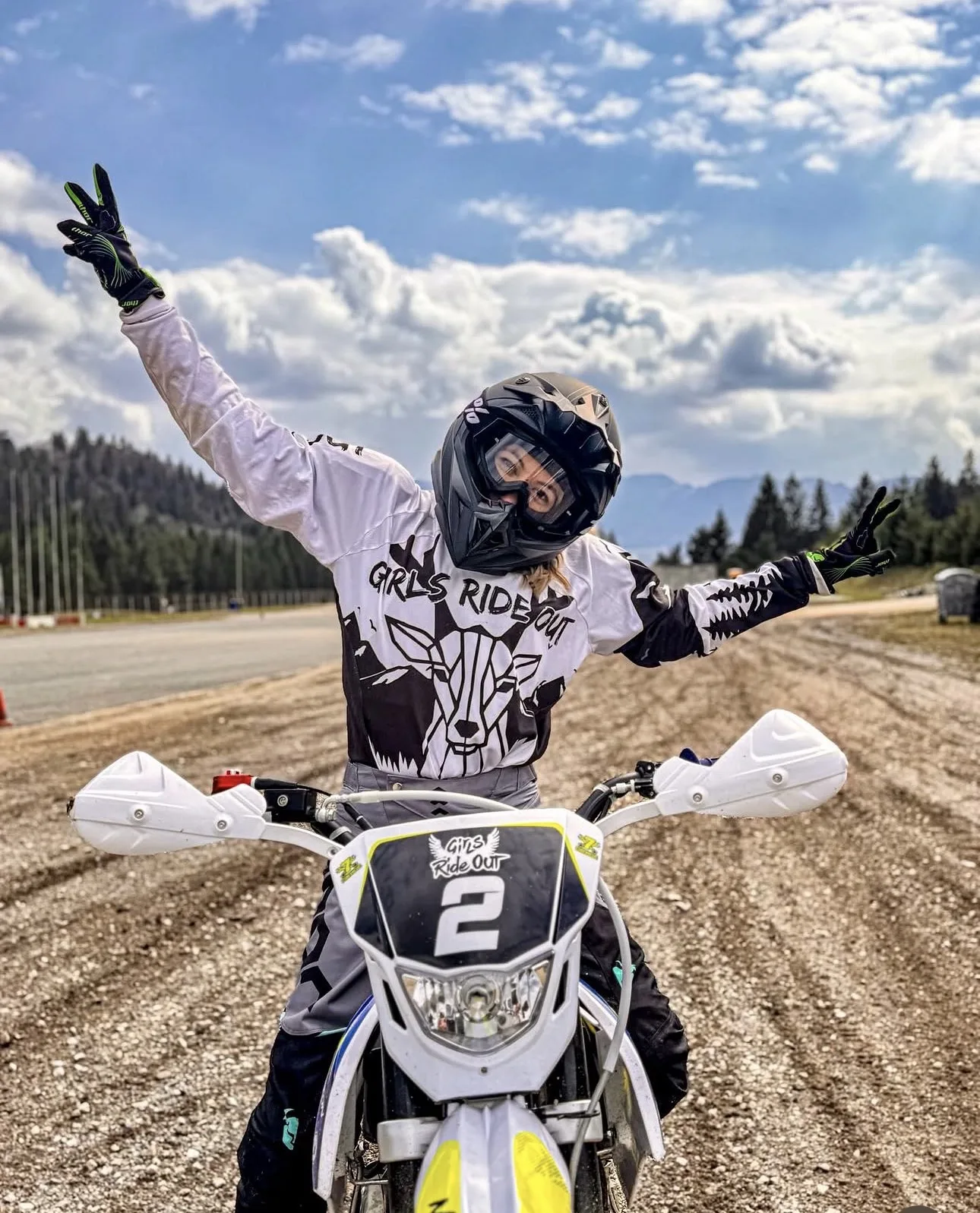 Girls Ride Out | Hai în taberele Girls Ride Out din Brașov: enduro pentru femei, natură, libertate, cazare premium și experiențe care îți resetează mintea și corpul.